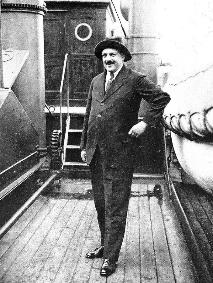 Anton Philips in 1911 per schip onderweg naar de Verenigde Staten om de technologie achter de getrokken wolfraamdraad te achterhalen.