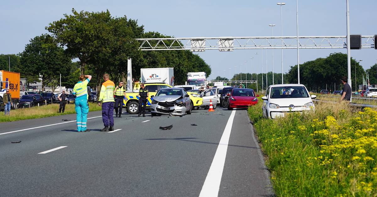 Gewonde bij ongeval met meerdere autos op de A58 richting Breda.