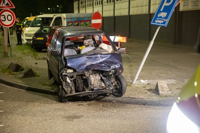 Bij de botsing op de Leemstraat in Roosendaal zijn twee inzittenden gewond geraakt. De bestuurder van de andere auto is meegenomen naar het politiebureau.