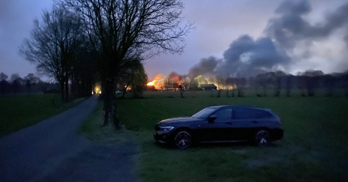 Grote brand in geitenschuur #Achterveld, brandweer vreest dat dieren zijn omgekomen .