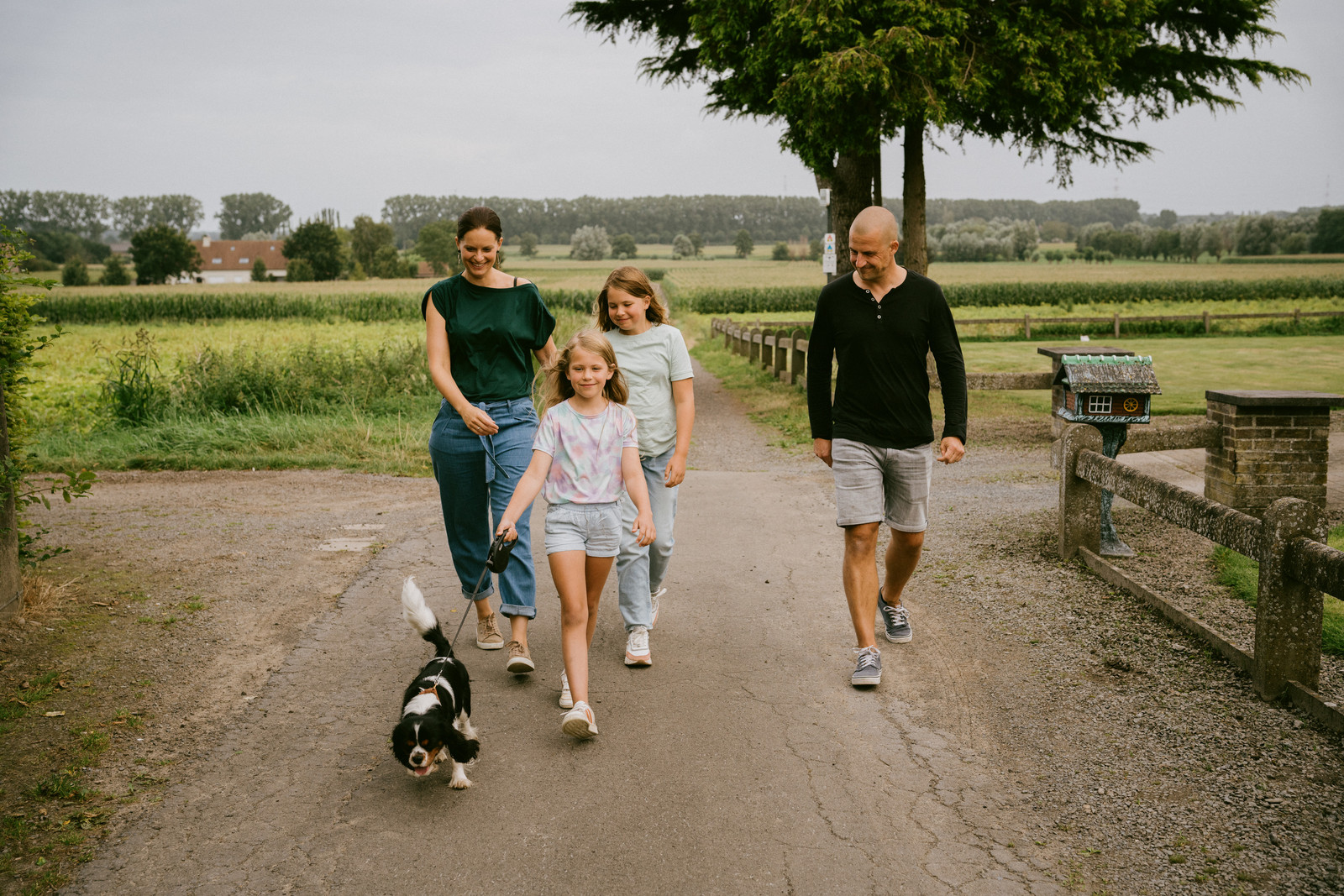 Hatchie met zijn baasjes Sophie De Vliegher, Nicolas, Louise en Juliette (jongste dochter). 'Ik had nooit gedacht dat we ons zo snel aan een huisdier zouden hechten.' Beeld Wouter Van Vooren
