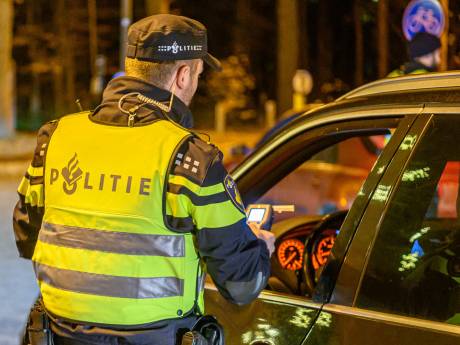 Politie vindt 50.000 euro in verborgen ruimte in auto: drie mannen aangehouden voor witwassen