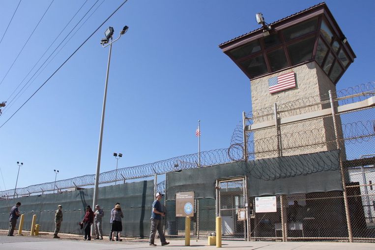 Een wachttoren van de Amerikaanse gevangenis Guantánamo Bay.  Beeld AFP