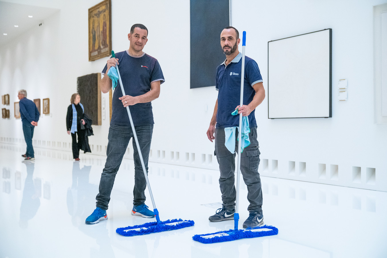 Schoonmakers Mohammed en Redouan houden de blinkende vloer van het KMSKA constant proper.