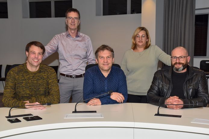 Kjell Declercq, Wim Vandamme en Fabien Corneillie samen met fractieleider Evelyn Bouchaert en schepen Philip Bolle.