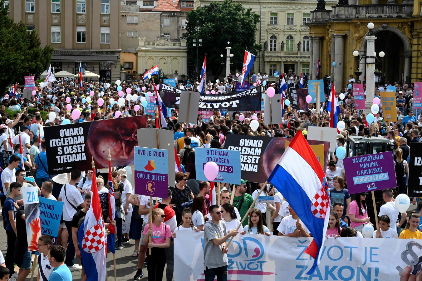 Des manifestants prennent part à la "Marche pour la vie", la septième marche annuelle anti-avortement organisée par des associations conservatrices en Croatie, à Zagreb, le 14 mai 2022.
