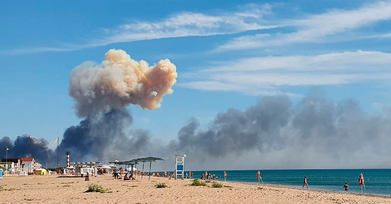 De rookwolken die vorige dinsdag verrezen na een reeks van zware explosies op de vliegbasis van Novofedorivka op de Krim. Beeld AP