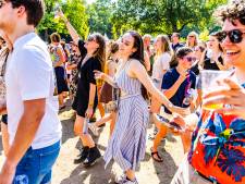 Puffen, zweten en de schaduw opzoeken op snikheet Wantijpop: ‘Ik hoor de muziek vanaf hier ook wel’