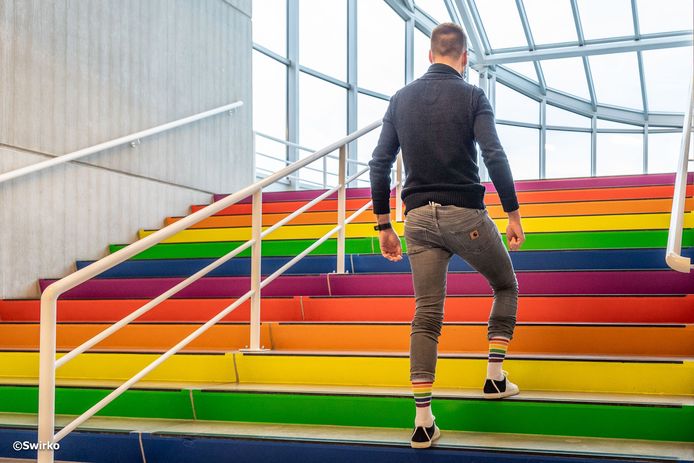 De trappen van Odisee Aalst in regenboogkleuren.