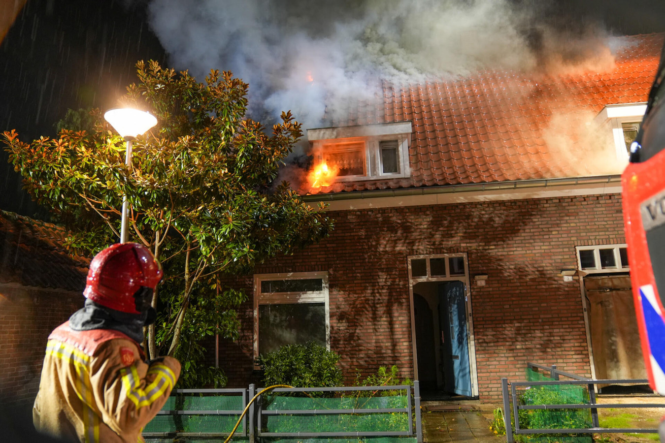 Blikseminslag met oorverdovende knal verwoest dak van Helmonds huis, buurt helpt bewoner naar