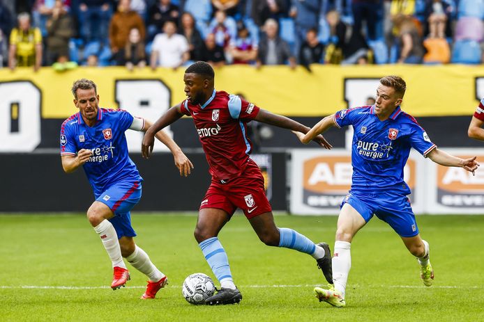 Riechedly Bazoer van Vitesse in het Airborneshirt in actie tegen FC Twente.