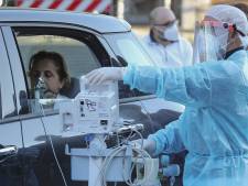 À Naples, des patients souffrant de la Covid-19 traités dans leur voiture devant l’hôpital, faute de place à l’intérieur