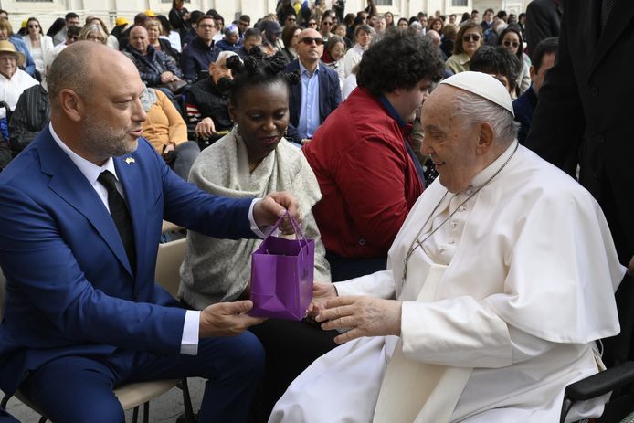 Dominique Persoone overhandigt pralines aan de paus.