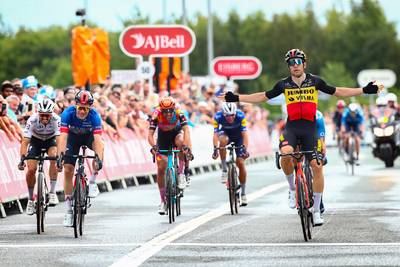 Wout van Aert troeft grote namen af in sprint en wint zesde etappe Tour of Britain