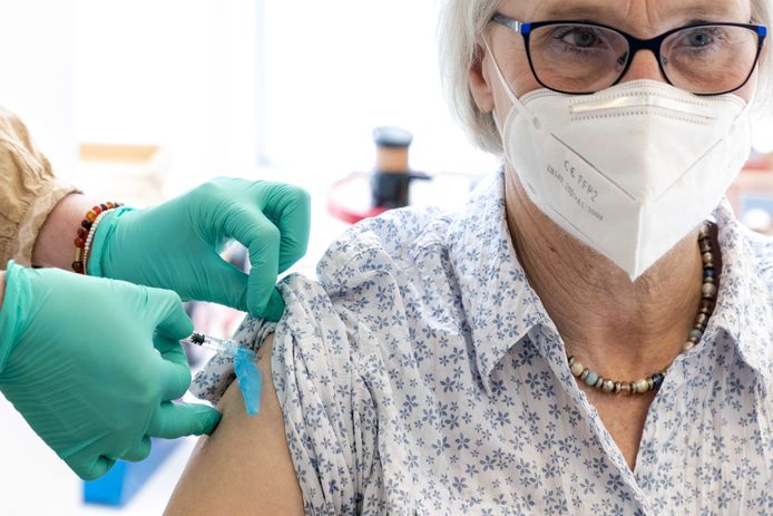 Ouderen vanaf 60 jaar worden gevaccineerd tegen het coronavirus, door verpleegkundigen in huisartsenpraktijk Wijngaardenlaan.