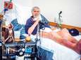 Joop (69) schrijft over zijn leven in Haags verpleeghuis Willem Drees: ‘Door hun fouten raak ik mijn been kwijt’