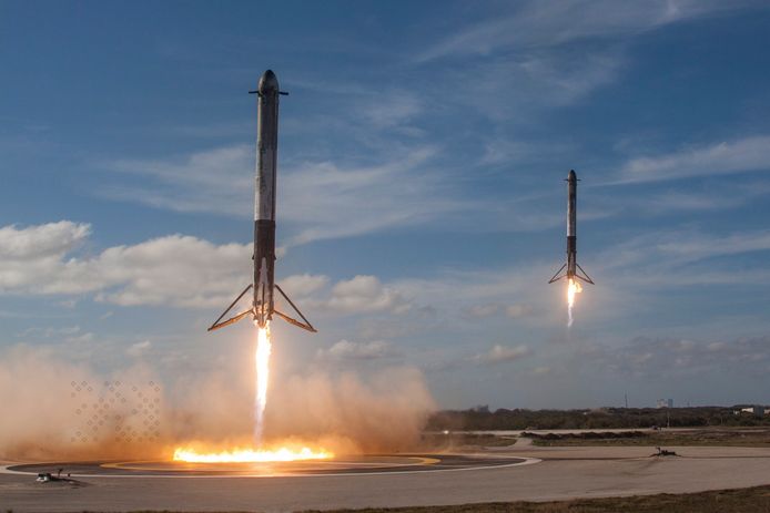 De boosters van de Falcon Heavy landden weer mooi op de grond, klaar voor hergebruik.