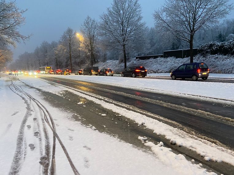 Aanschuiven in het Limburgse Lummen door gladde wegen en hevige sneeuwval. Beeld Mine Dalemans