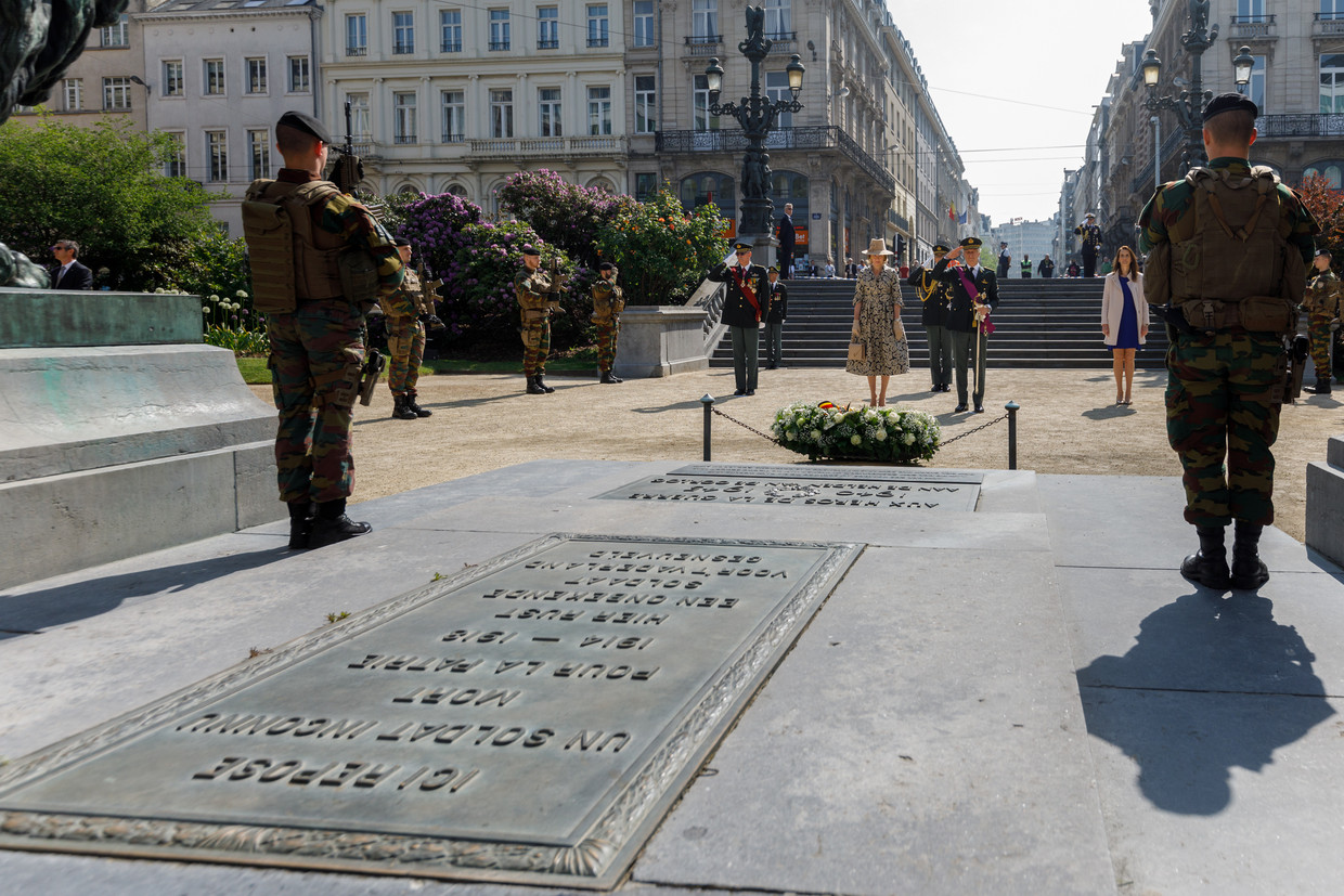 Queen Mathilde of Belgium, King Philippe - Filip of Belgium and Belgian Prime Minister Sophie Wilmes pictured during a ceremony to commemorate the 75th anniversary of the end of World War II in Europe, at the Tomb of the Unknown Soldier monument in Brussels, Friday 08 May 2020.
BELGA PHOTO POOL OLIVIER MATTHYS Beeld BELGA