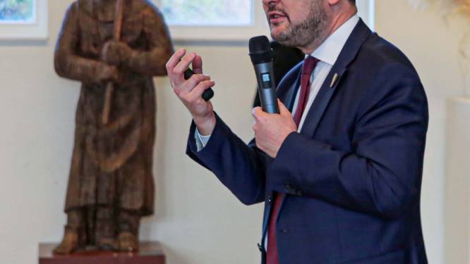 Middeleeuwse strijder met goedendag ‘bewaakt’ minister Van Quickenborne, op bezoek in Guldensporencollege