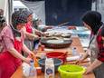 Open dag bij de Fatih moskee. In het gebouw aan de achterkant zijn de vrouwen in de weer met deegrollers en ovens.