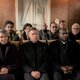 Het plezier schuilt erin om uzelf over te leveren aan de verbeeldingskracht van Alex van Warmerdam, en om u vanaf de eerste seconde te laten méédrijven op de golven die hij op u afstuurt in ‘Nr. 10'