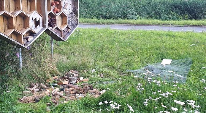 Het bijenhotel dat voor de tweede keer gesloopt is door vandalen