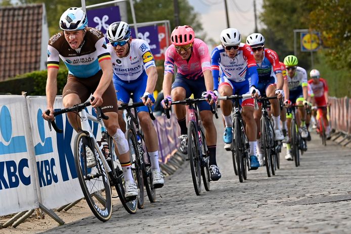 Van Der Poel Wint Titanenduel Tegen Van Aert Na Ronde Van Vlaanderen Om Duimen En Vingers Bij Af Te Likken Van Der Poel Wint Ronde Van Vlaanderen Hln Be