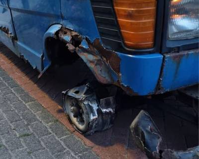 Man denkt dat busje zonder band nog even door kan rijden, de wijkagent niet