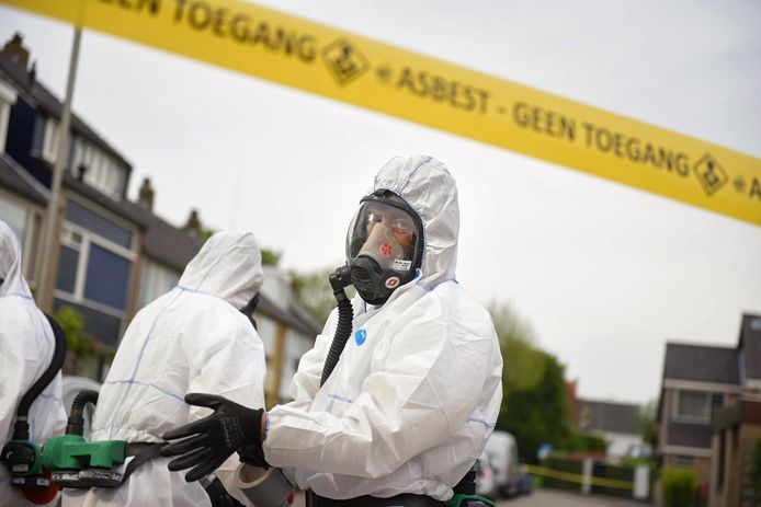 utilsigtet arbejder voldsom Onderzoek: Risico van werken en wonen met asbest vaak onmeetbaar klein |  Binnenland | AD.nl