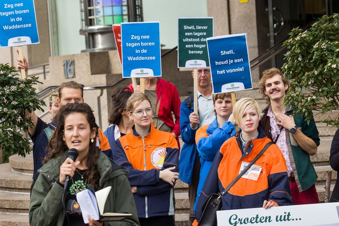 Vorig jaar demonstreerde Milieudefensie op de stoep van Shell in Den Haag om er bij het oliebedrijf op aan te dringen het vonnis van de rechter wel uit te voeren.