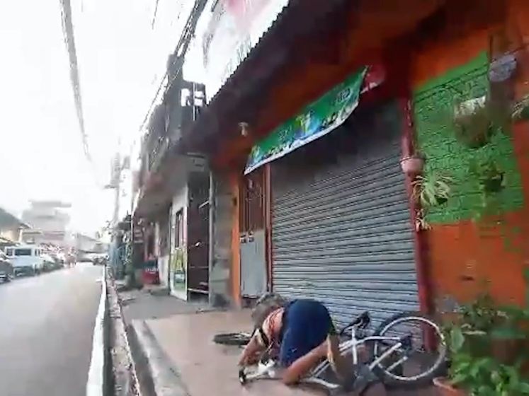 Jongeman probeert een stunt op zijn fiets, maar daar denkt de fiets anders over