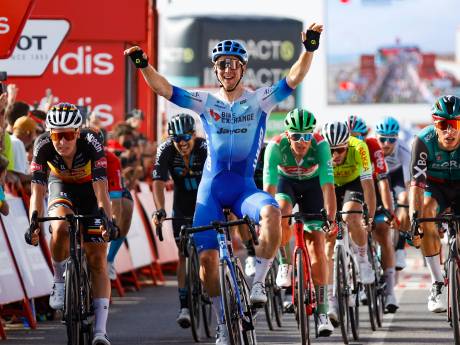 Australiër Kaden Groves houdt Danny van Poppel van sprintzege af in Vuelta