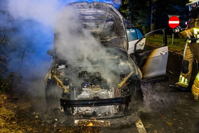 Een auto is uitgebrand op een afrit van de A27 bij Oosterhout.