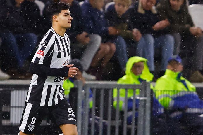 De 19-jarige Italiaan Antonio Satriano begint tegen MVV in de basis van Heracles als spits.