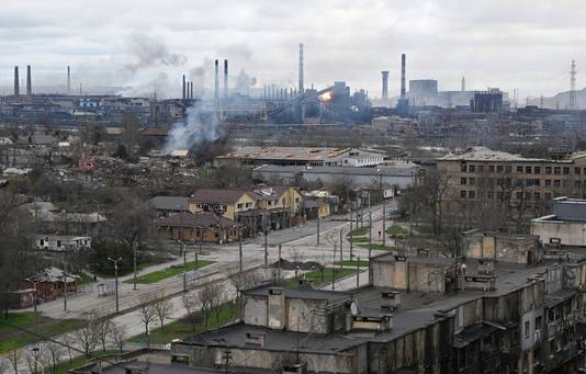 het terrein van de staalfabriek Azovstal in Marioepol op donderdag