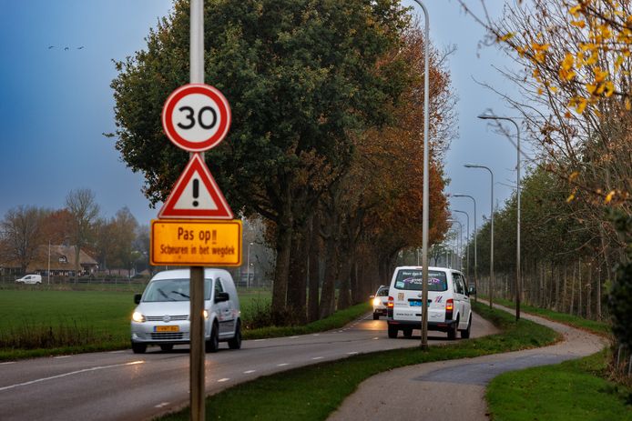 De kap wacht voor 32 eiken langs de Hagedoornweg. Een andere oplossing, zoals bijvoorbeeld het omwisselen van het fietspad en de weg, is er volgens de gemeente niet.