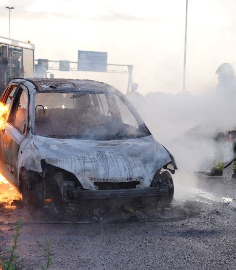 Auto brandt uit op A58 bij Molenschot 