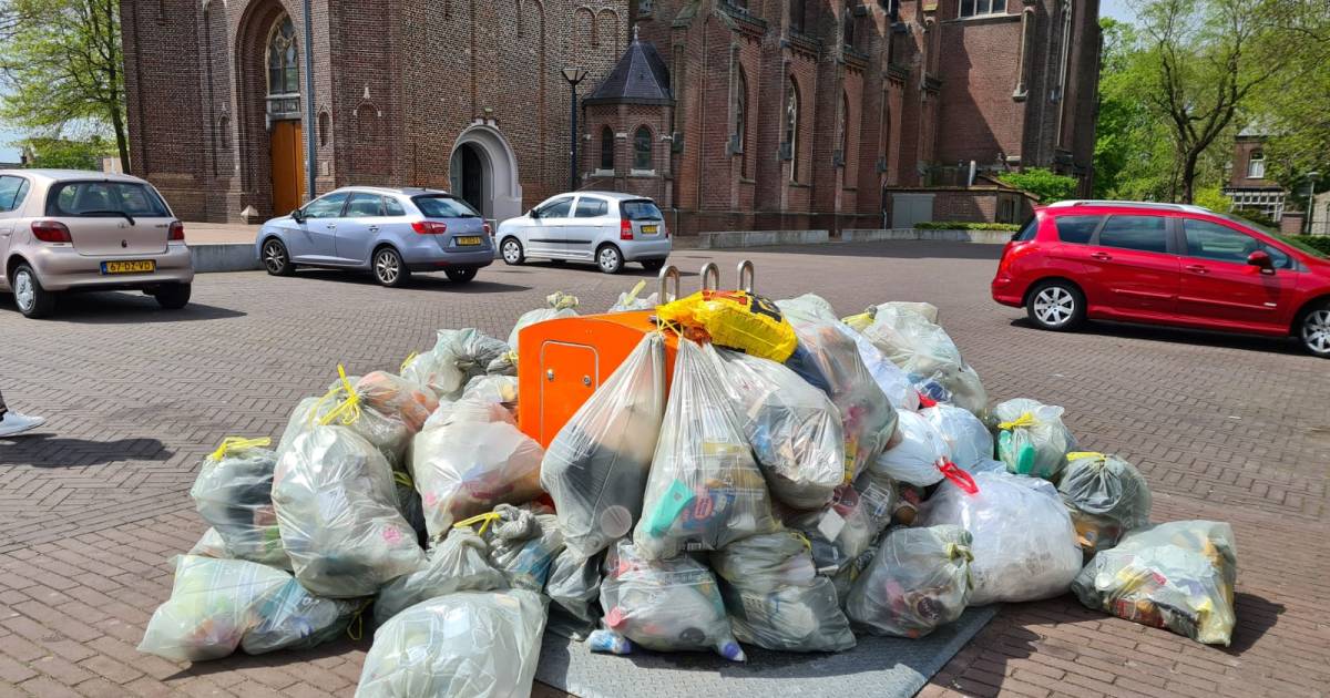 Eindig Vochtigheid Vertrappen Het plastic afval stapelt zich op in Oss, zelfs al zit de container bijna  nooit vol | Stadsgezicht Oss | bd.nl