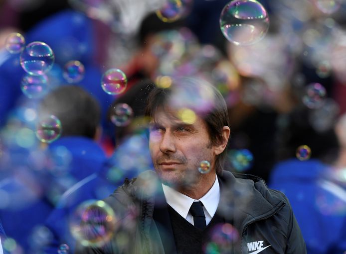 Antonio Conte tussen de bubbles, vast prik als de Hammers spelen.