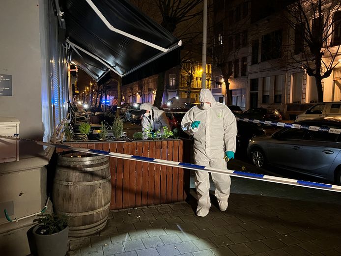 Het labo zoekt naar sporen op het terras van het café aan de overkant van de Osystraat.