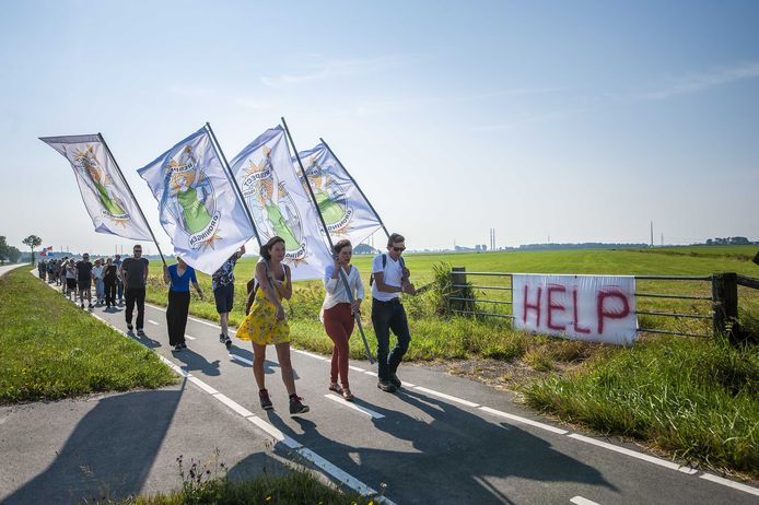Deelnemers aan de protestwandeling van Middelstum naar Groningen voor een ruimhartige compensatie en het zo snel mogelijk dichtdraaien van de Groningse gaskraan. Aanleiding is de aardbeving in Huizinge, nu tien jaar geleden.