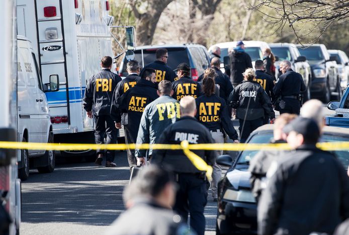 De autoriteiten onderzoeken de explosies in Austin, nadat vanmorgen een jongen om het leven kwam en een vrouw ernstig gewond raakte.