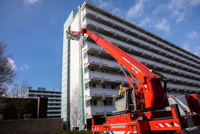 De brandweer heeft met een hoogwerker bevestigingsmateriaal van losgewaaide panelen aan de Staringlaan in Roosendaal verwijderd.