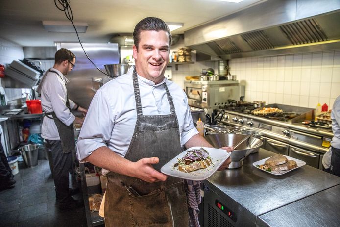 Mitchel Bredewold (28) is souschef bij Stadscafé Blij. Hij werkt al sinds de start in de restaurantkeuken van het Zwolse café.