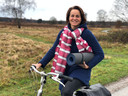 Tanya Pit gaat tijdens de avondlockdown weer met haar sportmatje naar haar vriendin.