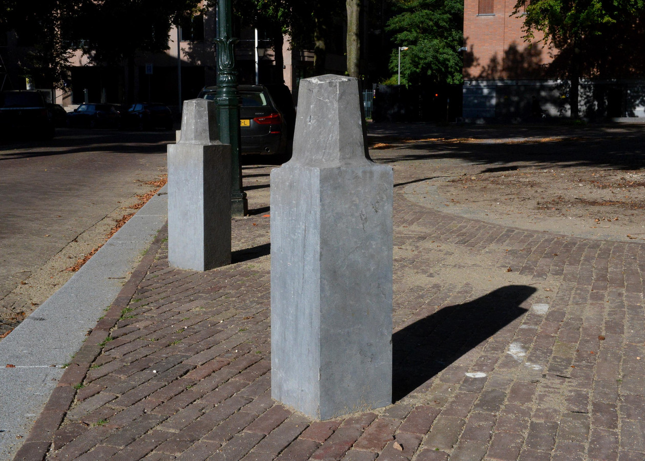 De betonnen paaltjes die plaats moesten maken om ruimte te maken voor de koets