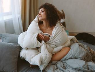 Hype op sociale media, maar is het wel gezond om op een vrije dag zo lang mogelijk in bed te liggen luieren? 