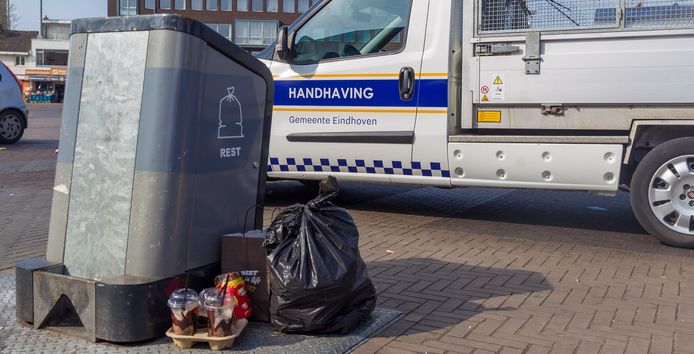Afval naast een ondergrondse afvalcontainer in Eindhoven.