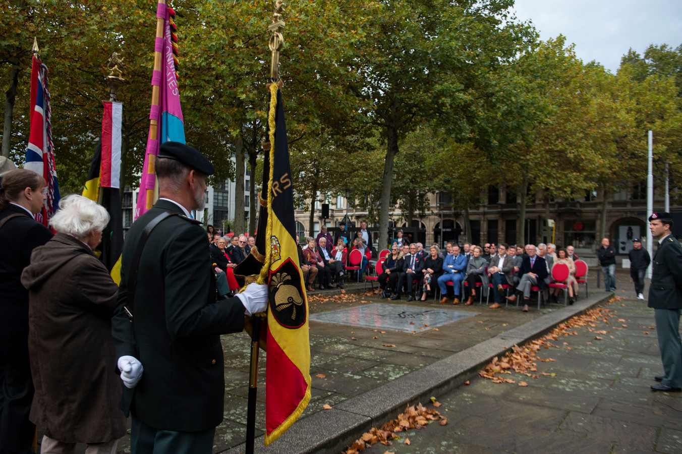 De stad en vzw Herdenking eerste V-bom Antwerpen hielden een plechtigheid aan de gedenksteen naast het Museum voor Schone Kunsten. De eerste inslag van een V2 doodde 32 Antwerpenaren.